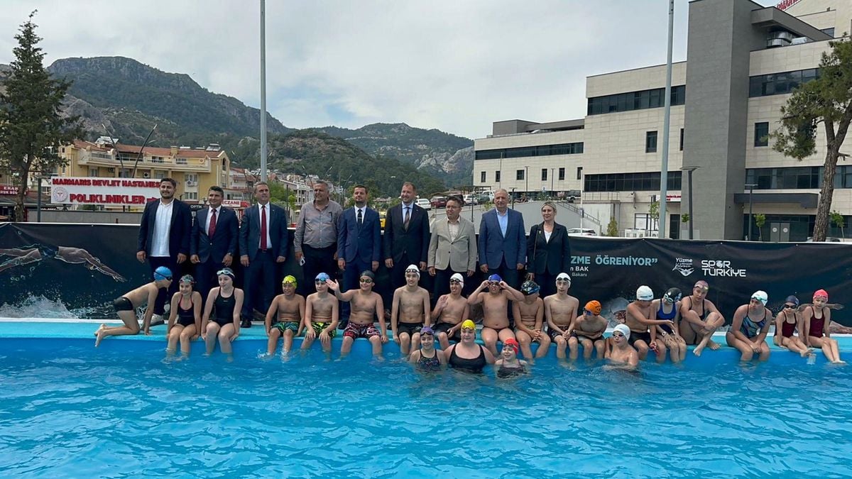 Marmaris’te Sporculara Özel Portatif Yüzme Havuzu Hizmete Açıldı