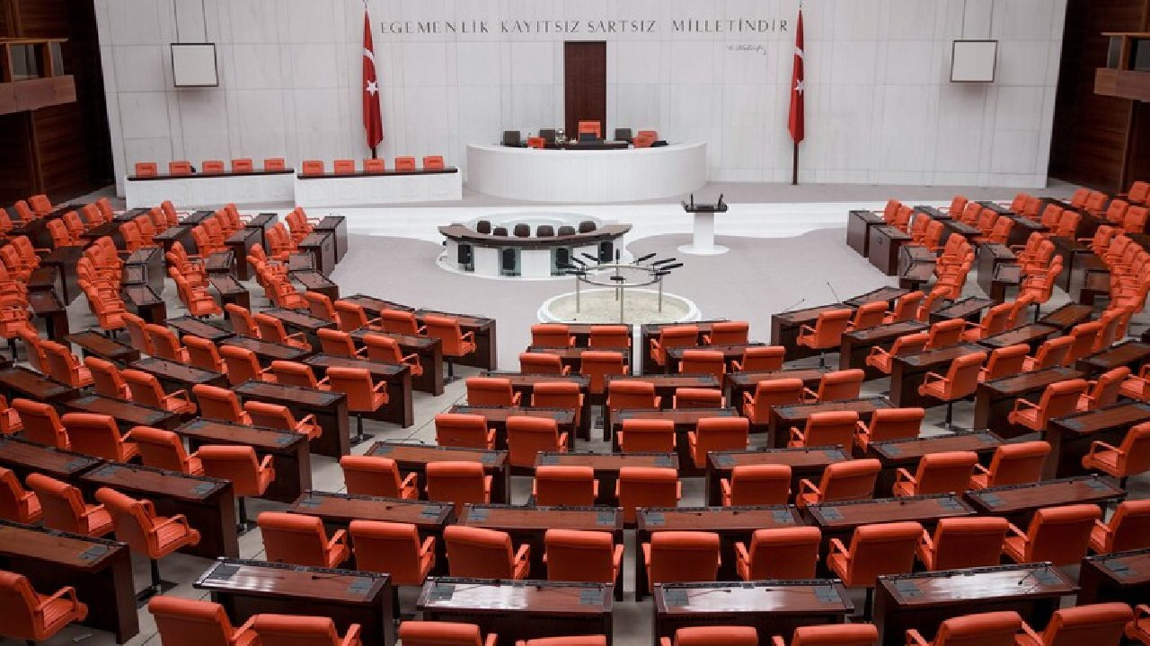 İstifa ve transferler sonrası TBMM’de sandalye dağılımı değişti