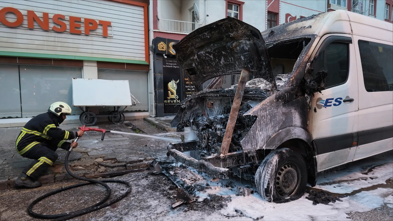 Kırıkkale’de park halindeki minibüs alevlere teslim oldu Haber gorseli